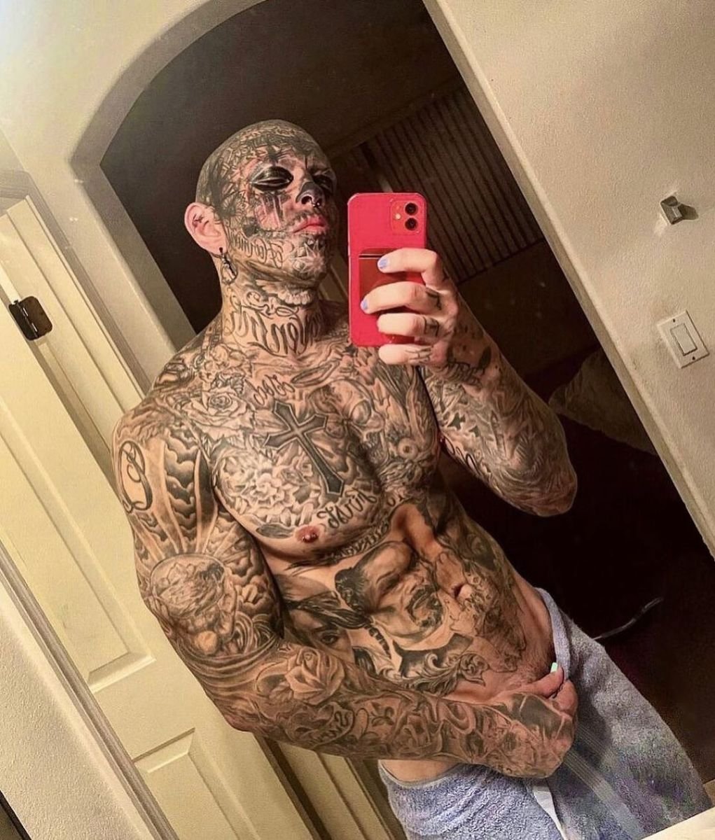 Mirror selfie of Quest Gulliford with his whole body tattooed, Photo Credit: questg/Instagram