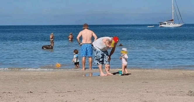 Beach family photo goes viral after viewers spot terrifying detail